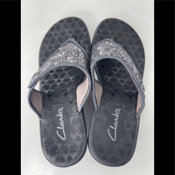 NEW! Clarks 65719 Thong Glitter Gray/Black Slip On Wedge Sandals Size 6 - Picture 4 of 12